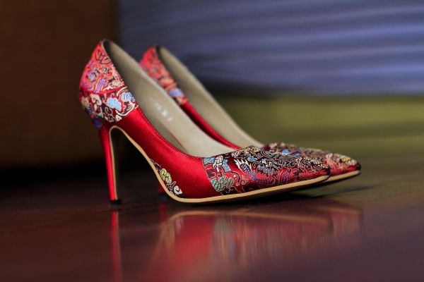 Quelles chaussures sont adaptées pour une soirée élégante?